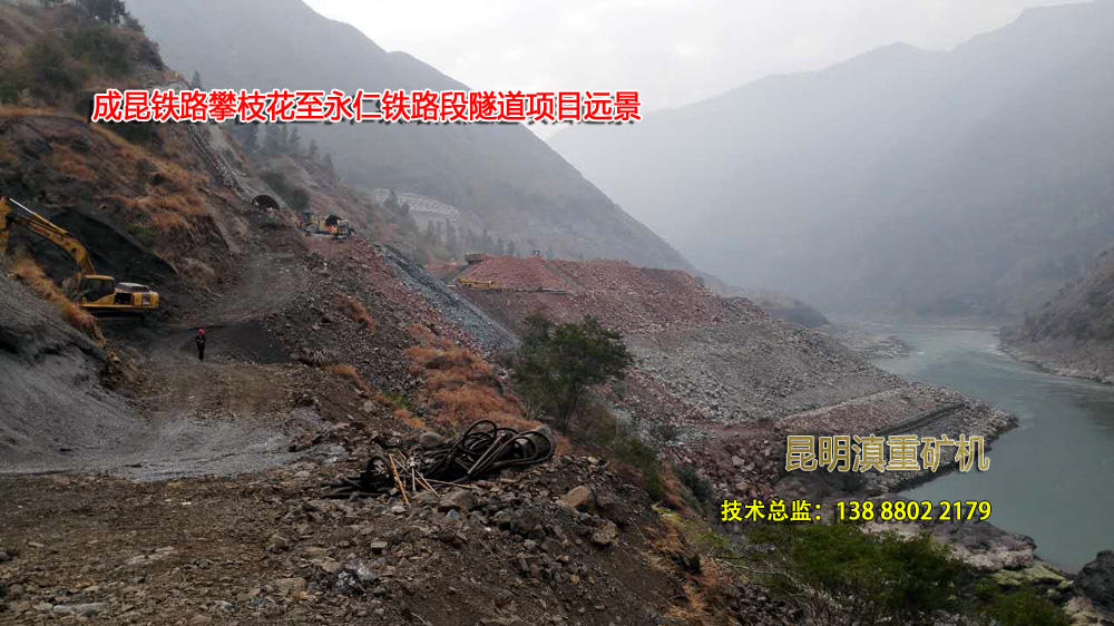 ”正在生產(chǎn)的石灰石破碎生產(chǎn)線(xiàn)設(shè)備”/