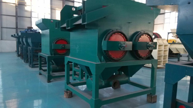 昆明滇重礦機(jī)成品區(qū)陳列的動(dòng)篩跳汰機(jī)產(chǎn)品