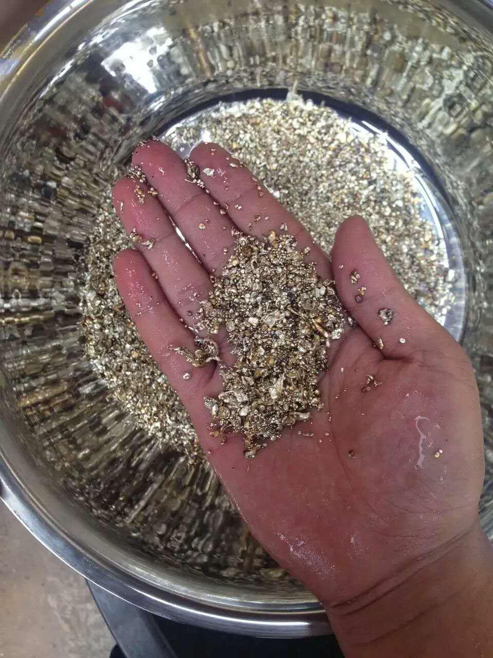 砂金礦經(jīng)過(guò)跳汰機(jī)粗選之后的重砂（粗精礦）